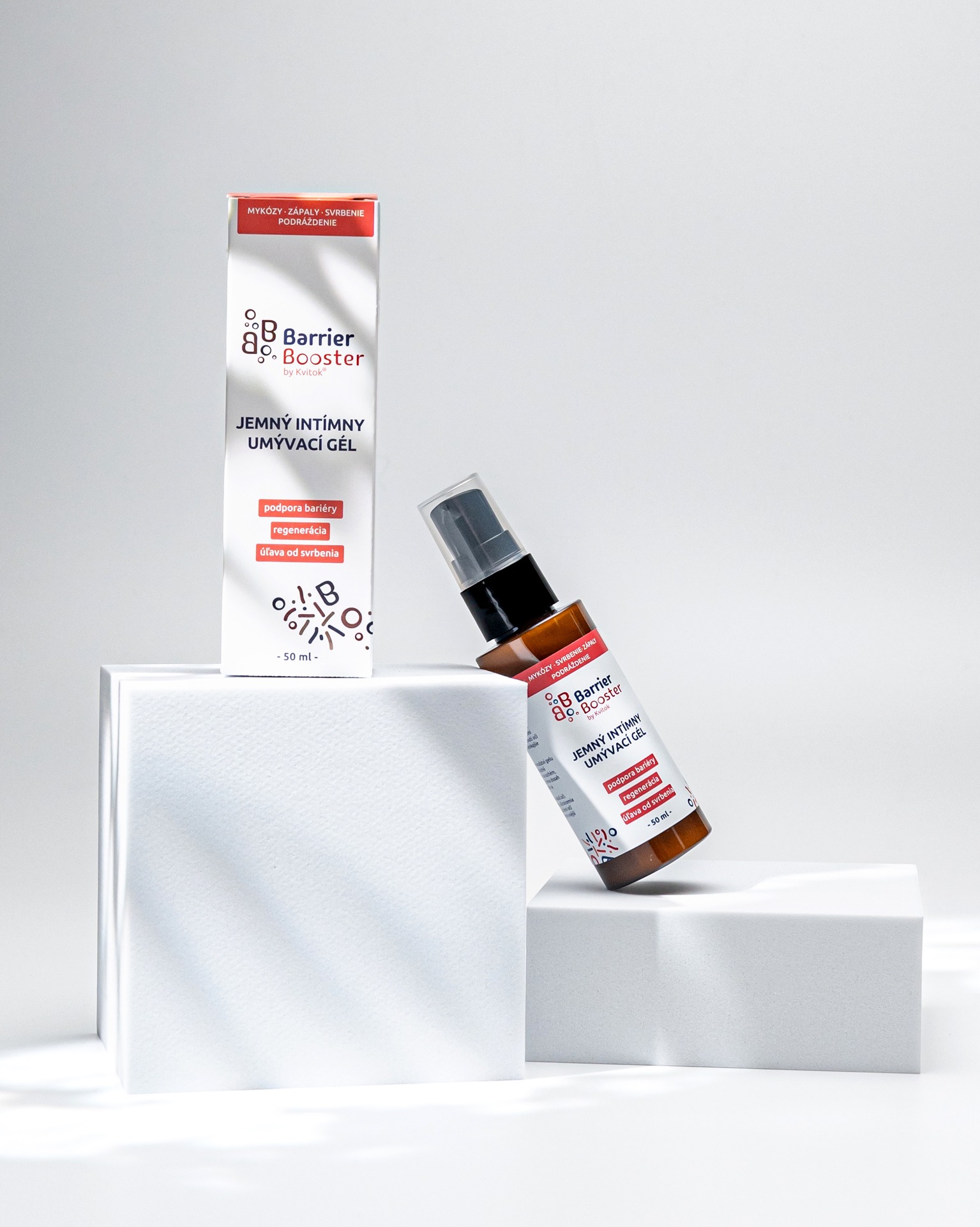 Jemný intimní mycí gel BARRIER BOOSTER by KVITOK® nenarušuje přirozenou rovnováhu a kyselé pH poševního prostředí, ale podporuje zdraví přirozeného kožního mikrobiomu. (Zdroj: Kvitok)
